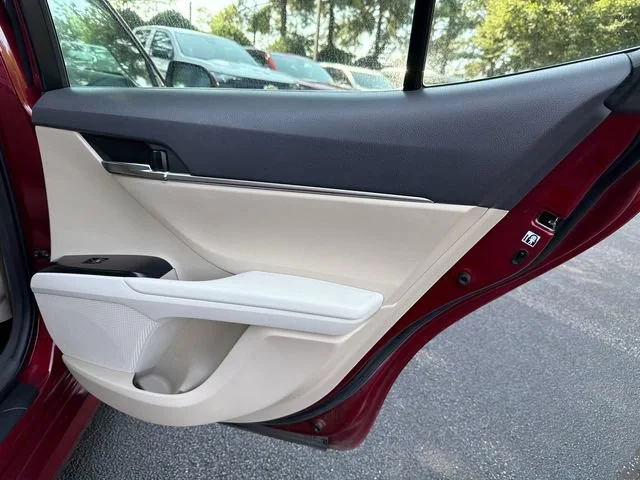 Used 2018 Red Toyota LE image 16