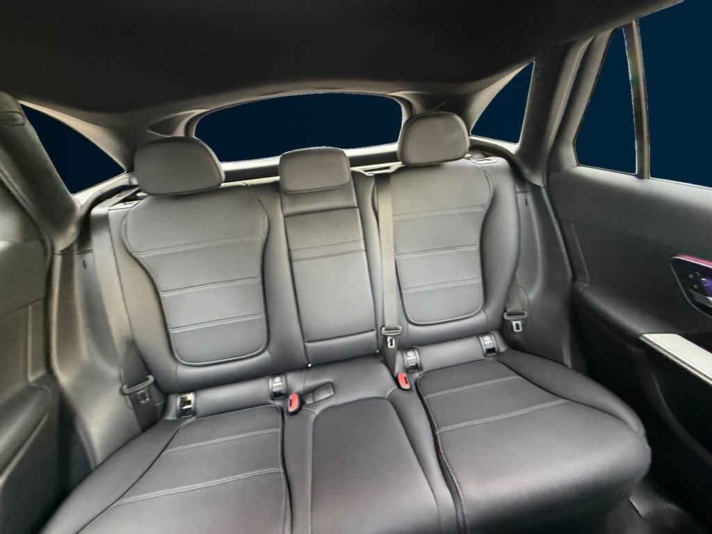 Used 2025  Mercedes-Benz GLC 300 image 18