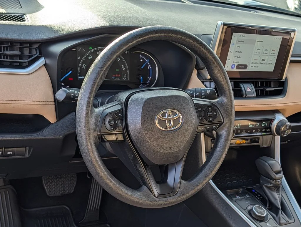 2025 Toyota RAV4 XLE - Photo 17