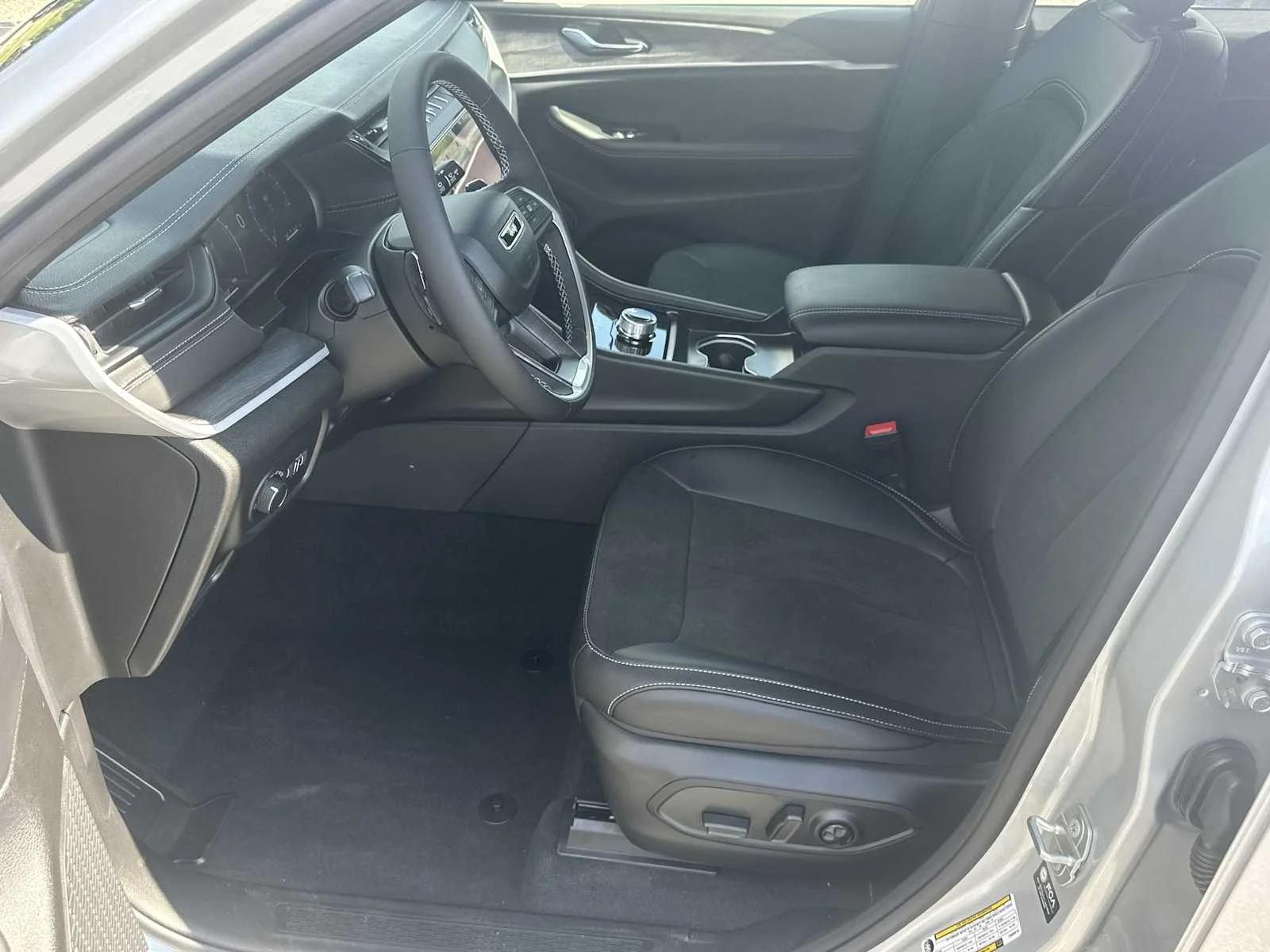 New 2026 Silver Zynith Exterior Paint Jeep Laredo Altitude image 9
