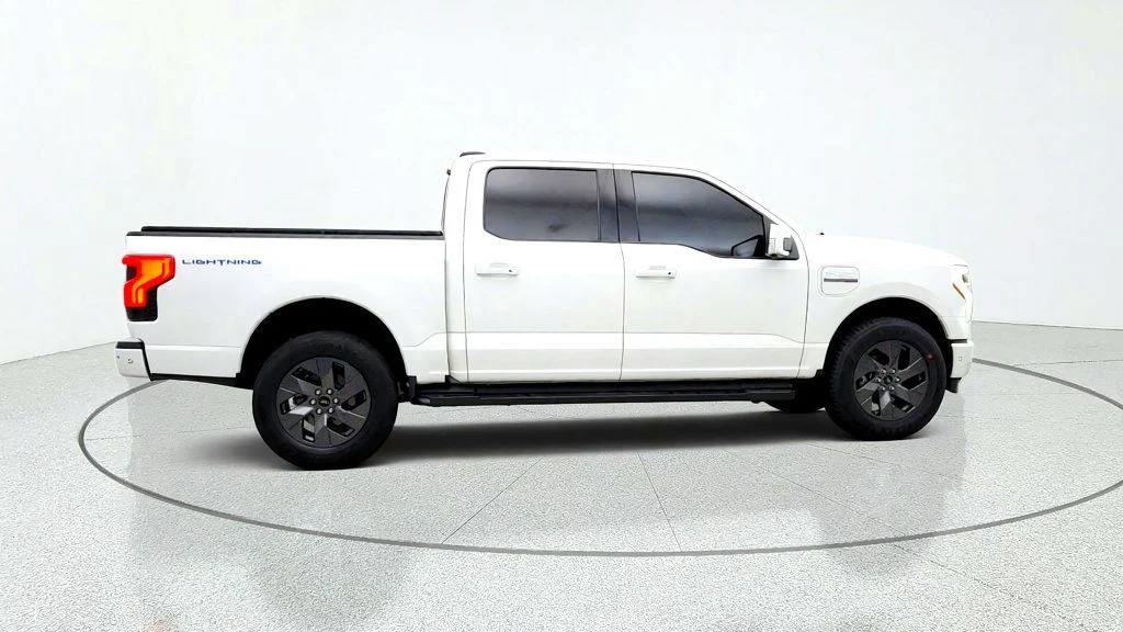 Used 2023 Star White Metallic Tri-Coat Ford LARIAT 4WD SuperCrew 5.5