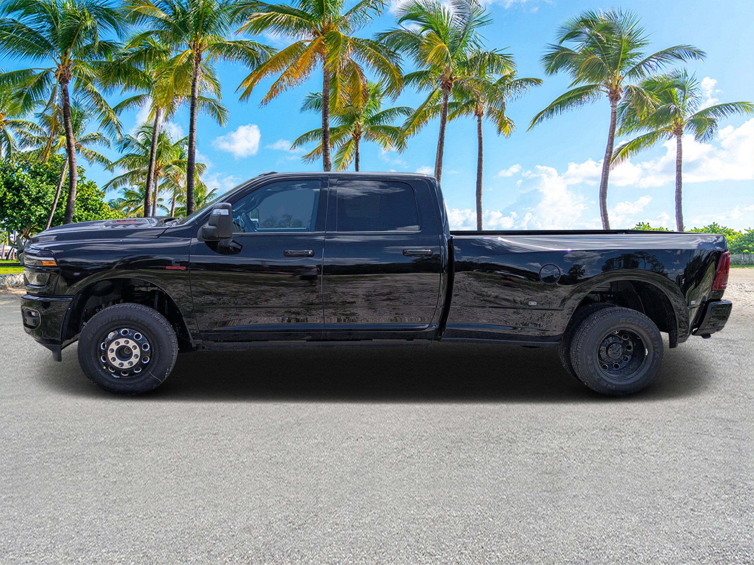 New 2026 Diamond Black Crystal Pearl-Coat Exterior Paint RAM Laramie image 6