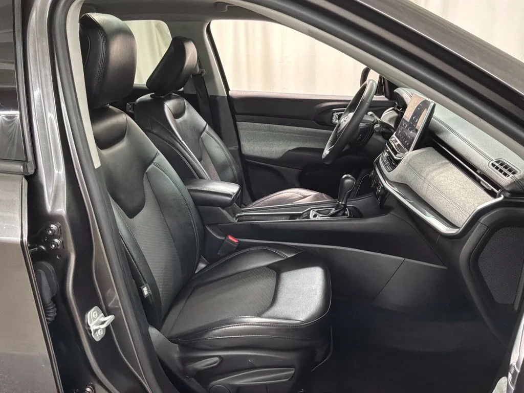 Used 2022 Crystal Metallic Jeep Latitude image 27