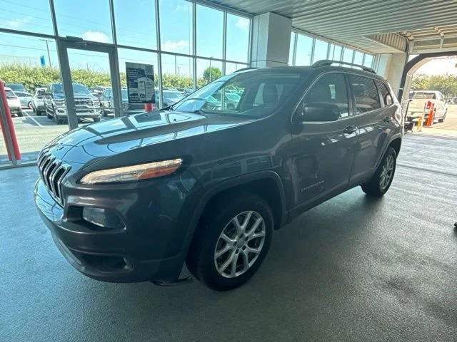 Used 2017 Granite Crystal Metallic Clearcoat Jeep Latitude image 3