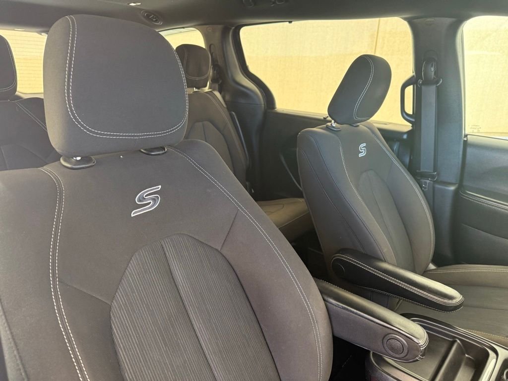 Used 2020 Brilliant Black Crystal Pearlcoat Chrysler Touring image 16