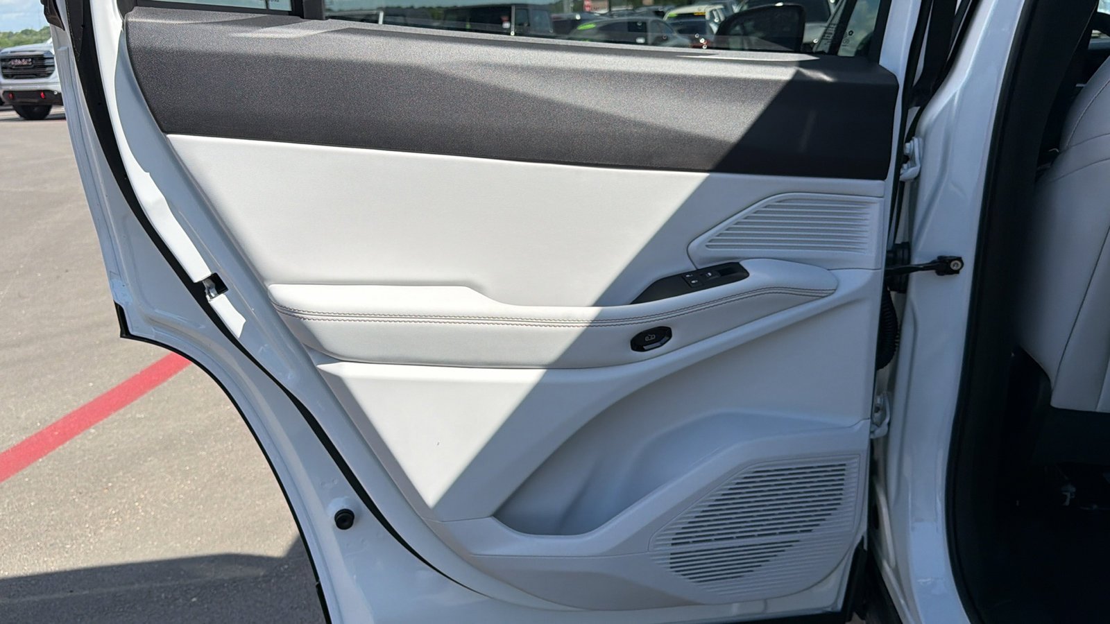 New 2026 Bright White Clear-Coat Exterior Paint Jeep Limited image 14