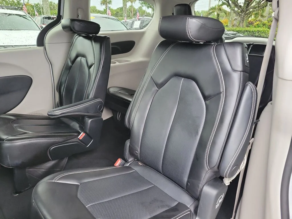 Used 2023 White Chrysler Touring L image 13