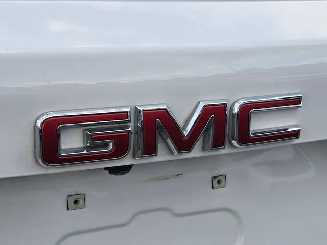 Used 2025 White GMC Elevation image 17