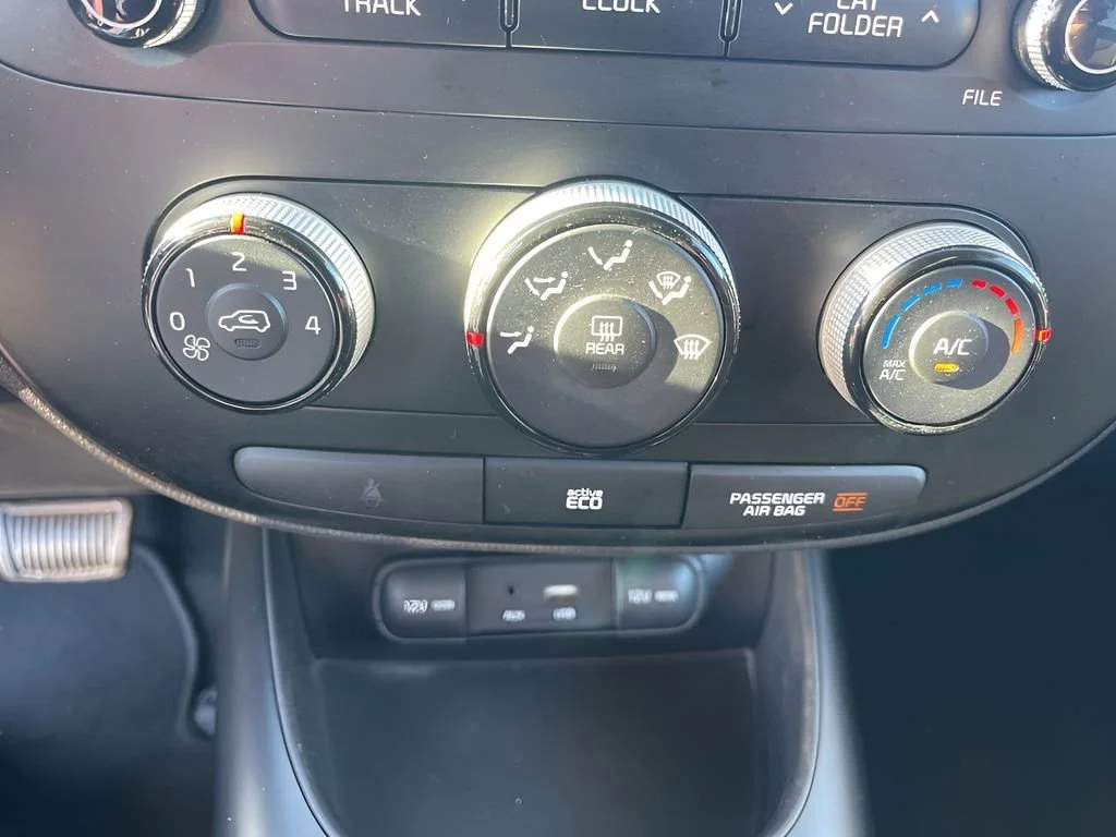 Used 2016  Kia + image 18