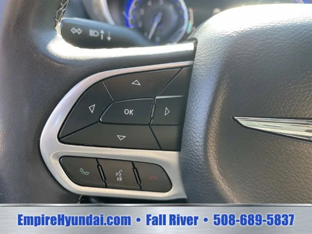 Used 2025 White Chrysler Select image 29