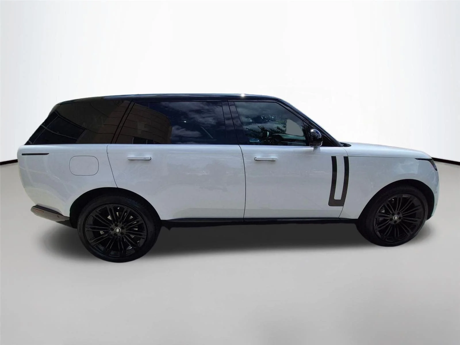 Used 2025 Fuji White Land Rover SE image 4