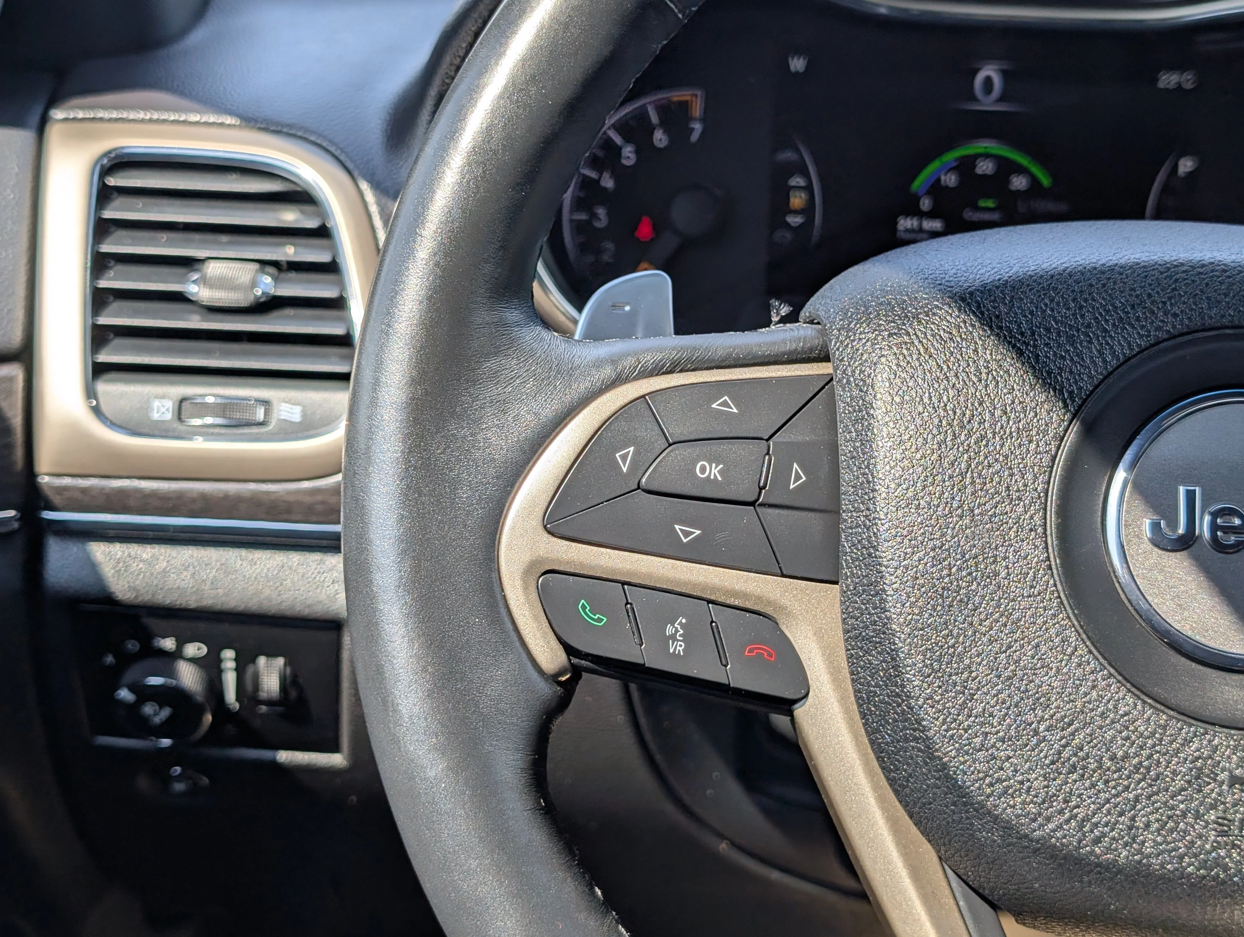 Used 2014 Bright White Clearcoat Jeep Limited image 26