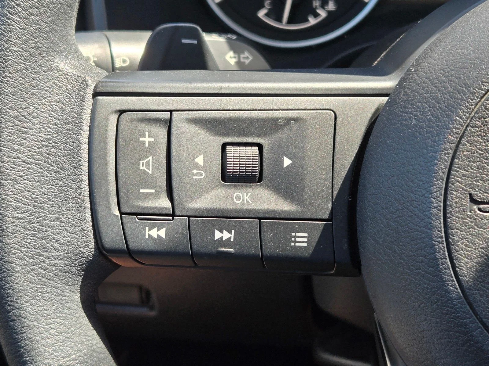 Used 2023 Glacier White Nissan S image 32
