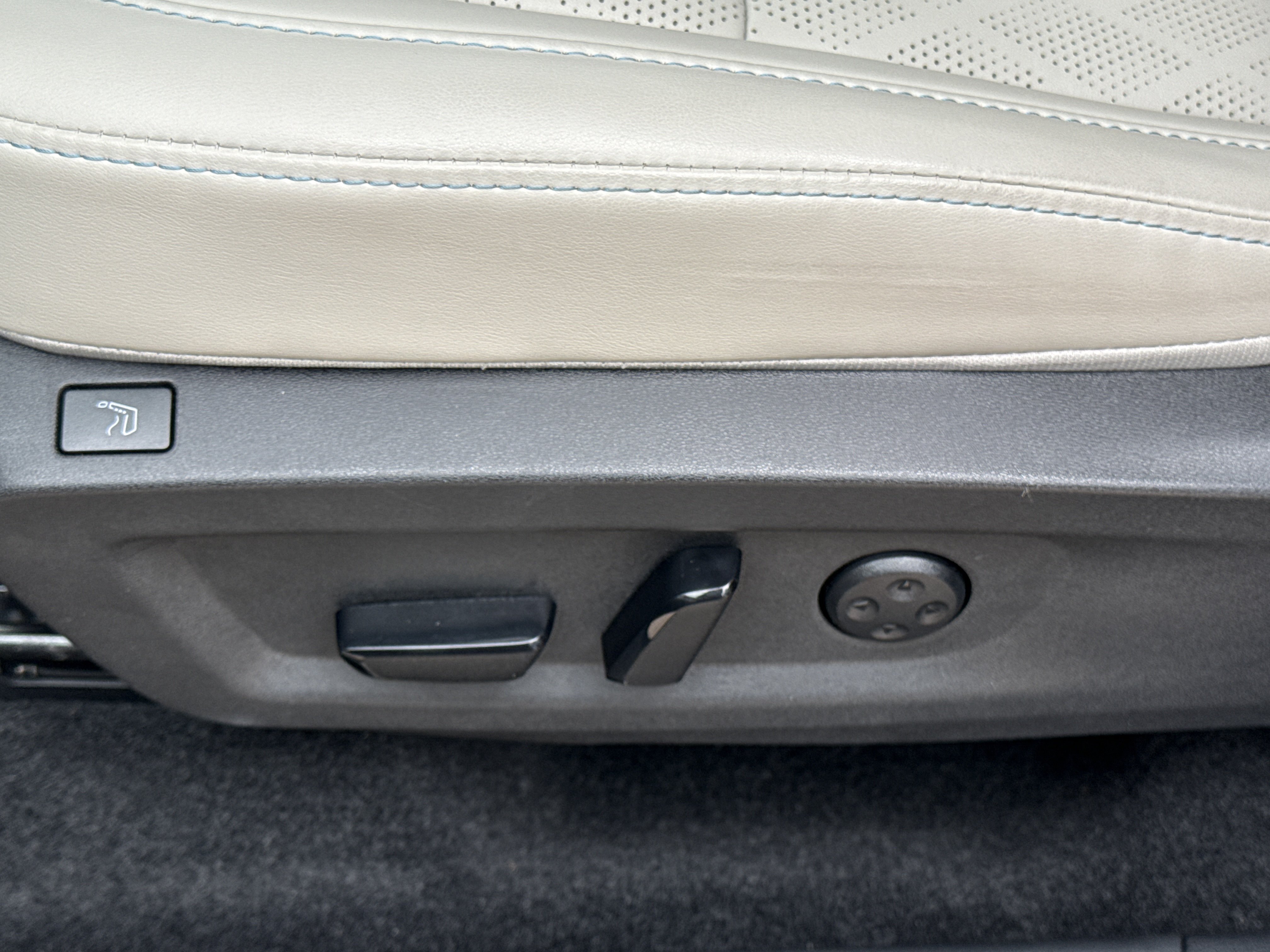 Used 2025  Nissan Platinum image 19