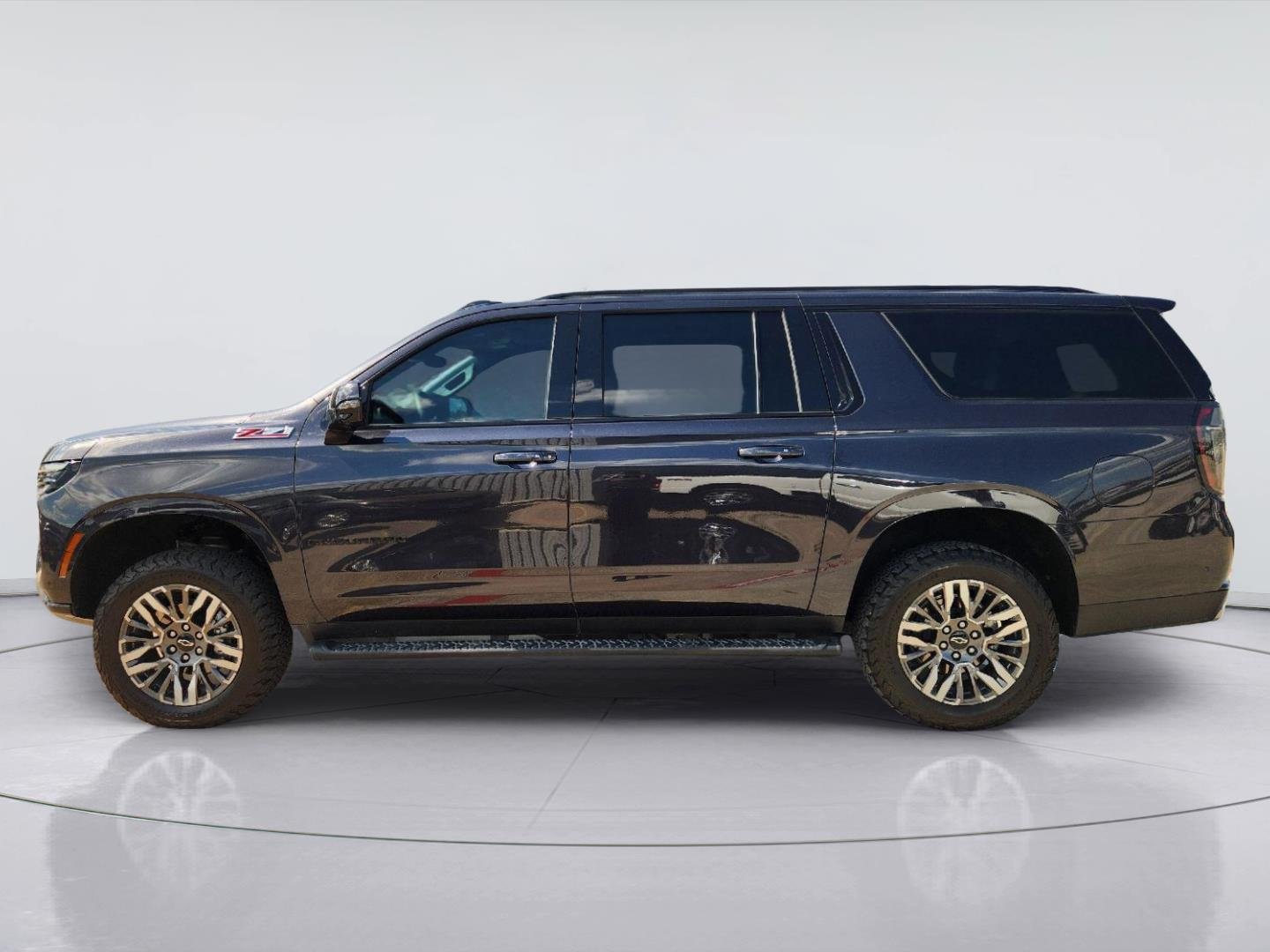 2025 Chevrolet Suburban photo 4 of 35