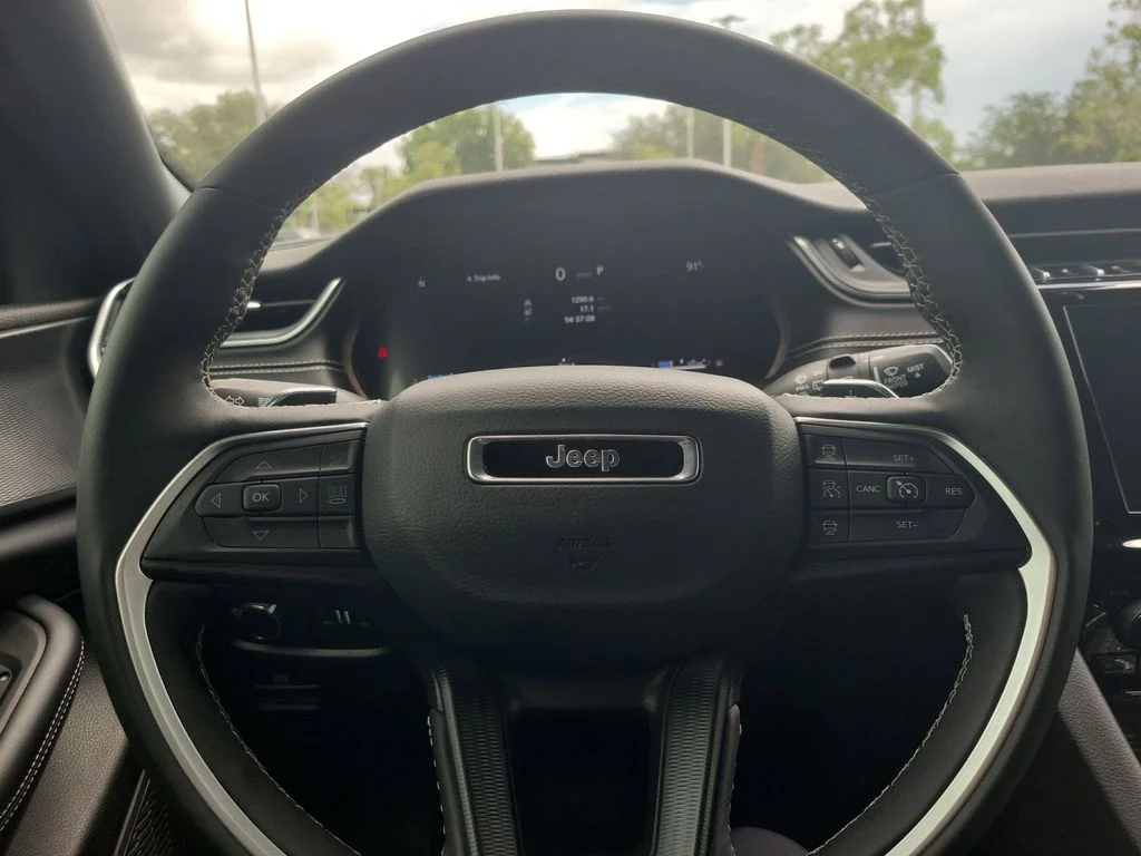 Used 2025 White Jeep Laredo image 16