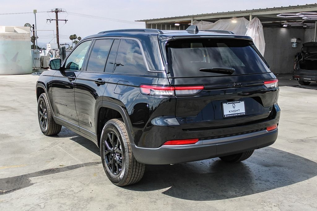 New 2026 Diamond Black Crystal Pearlcoat Jeep Altitude image 7