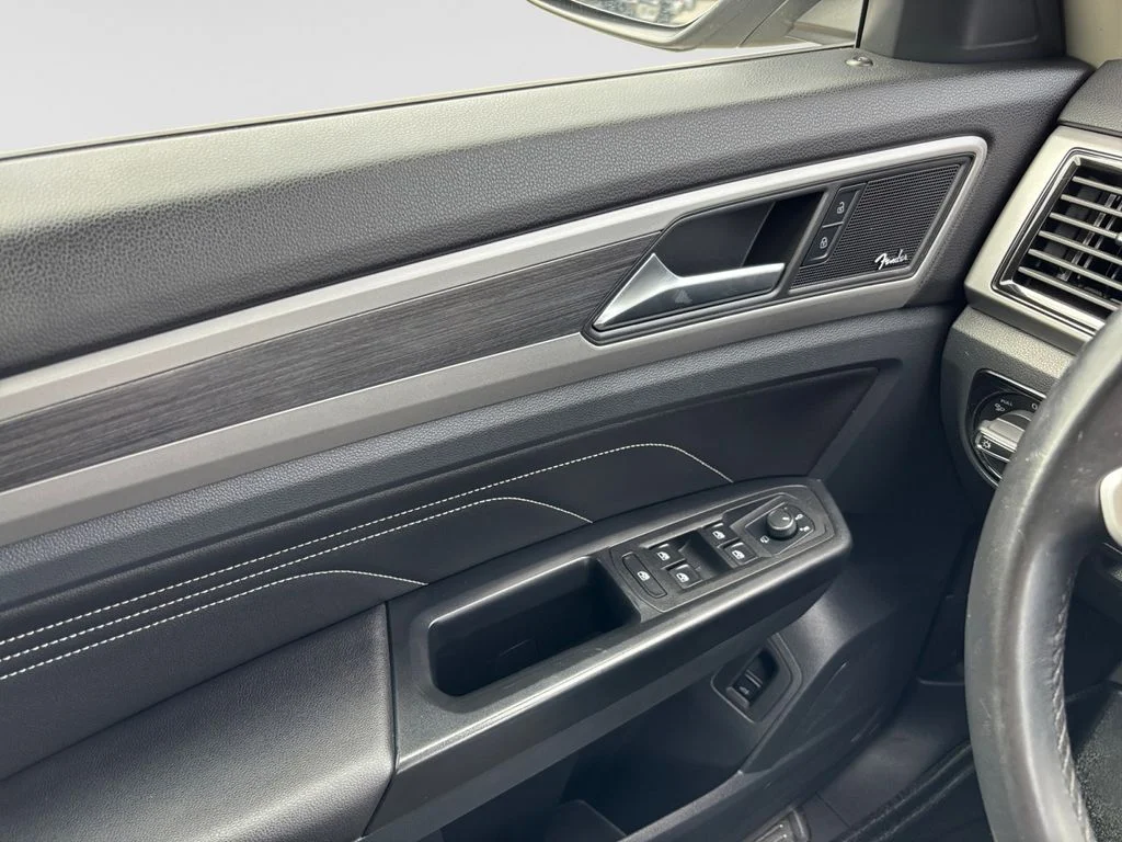 Used 2021 Silver Volkswagen SEL Premium image 17
