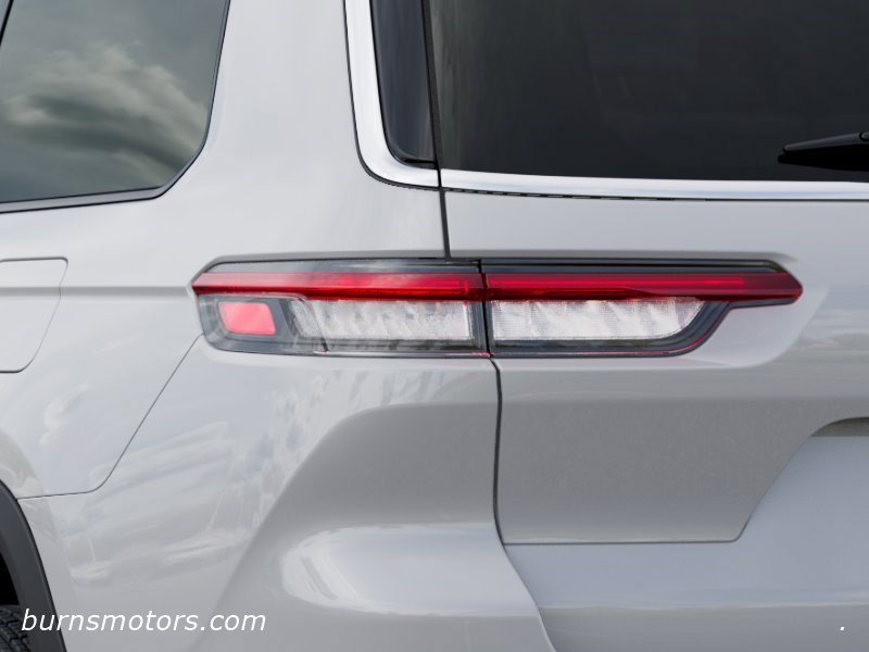 New 2026 Bright White Clear-Coat Exterior Paint Jeep Laredo X image 9