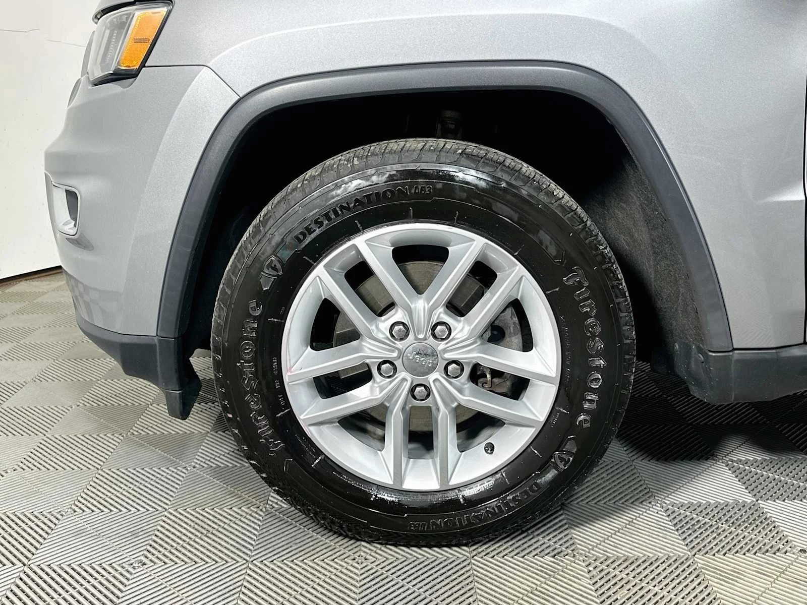 Used 2017 Billet Silver Metallic Clearcoat Jeep Laredo image 28
