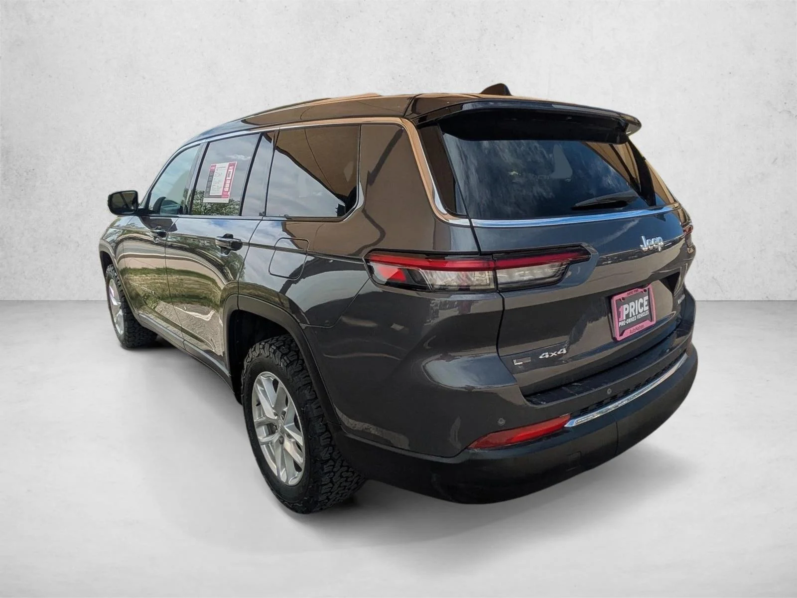 Used 2023 Baltic Gray Metallic Clearcoat Jeep Laredo image 7