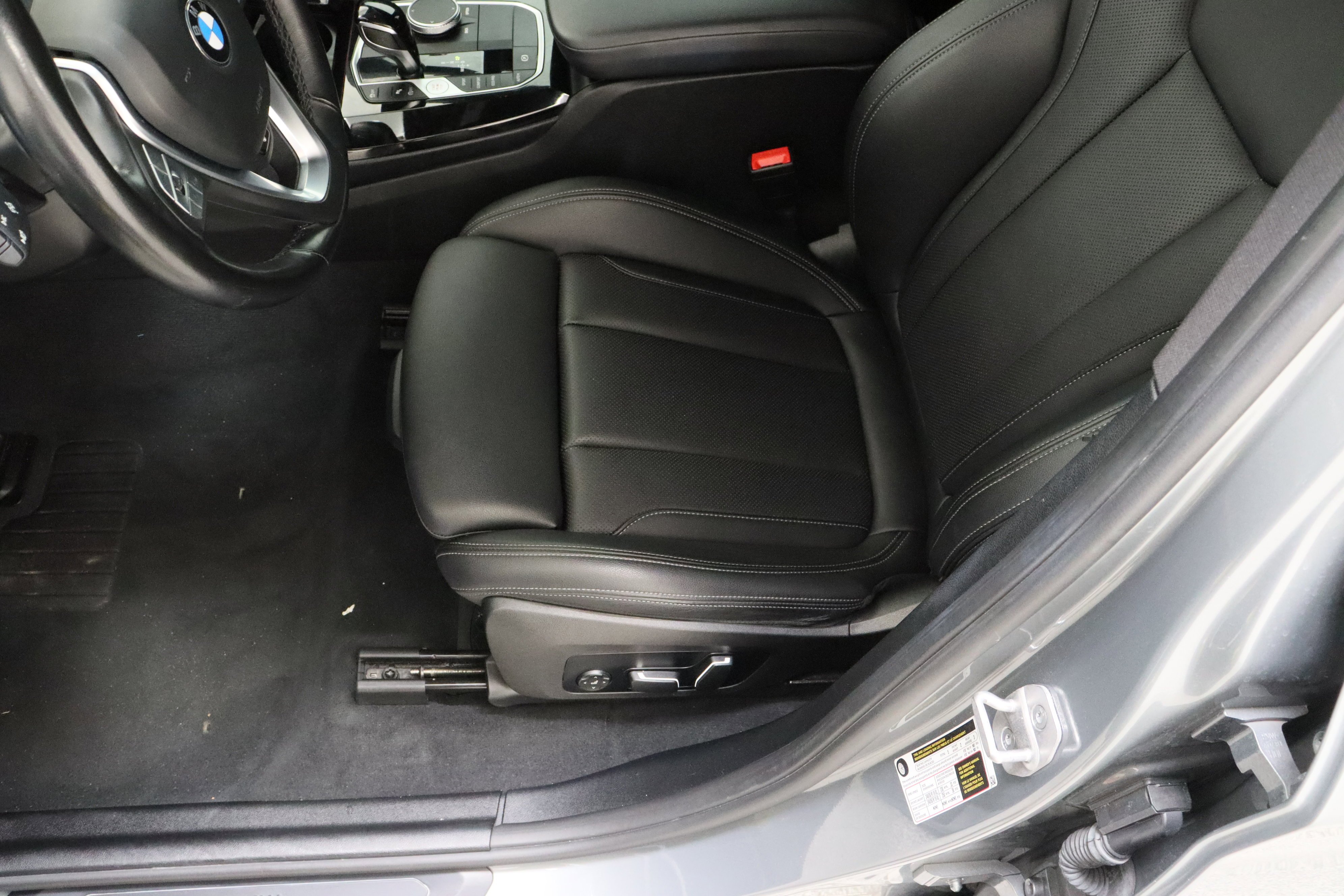 Used 2024 Dark Graphite Metallic BMW sDrive30i 2.0T image 15