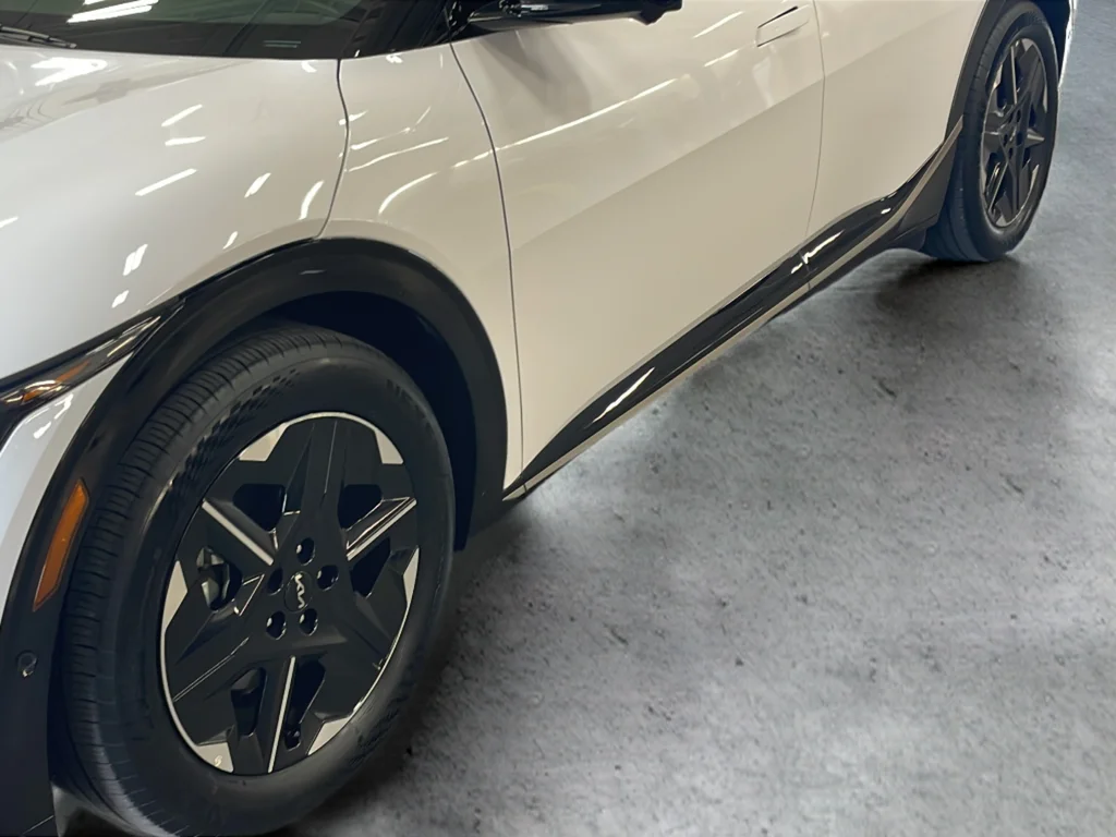 Used 2025 White Kia Wind image 37