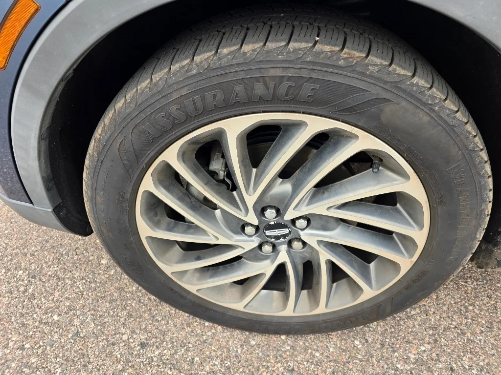 Used 2019 Blue Diamond Metallic Lincoln Reserve image 9