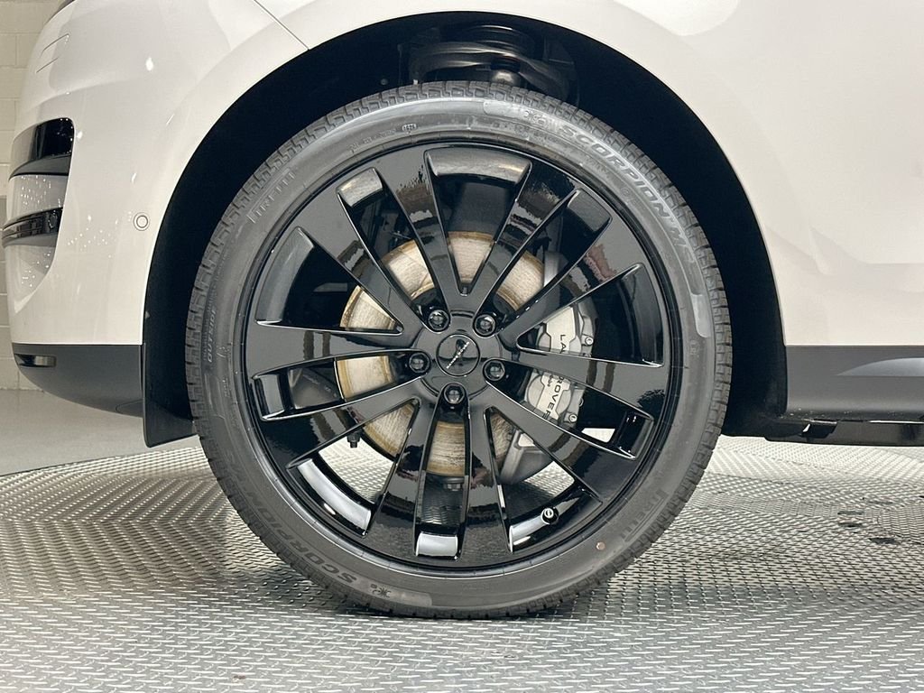 New 2026 Borasco Grey Land Rover SE image 5