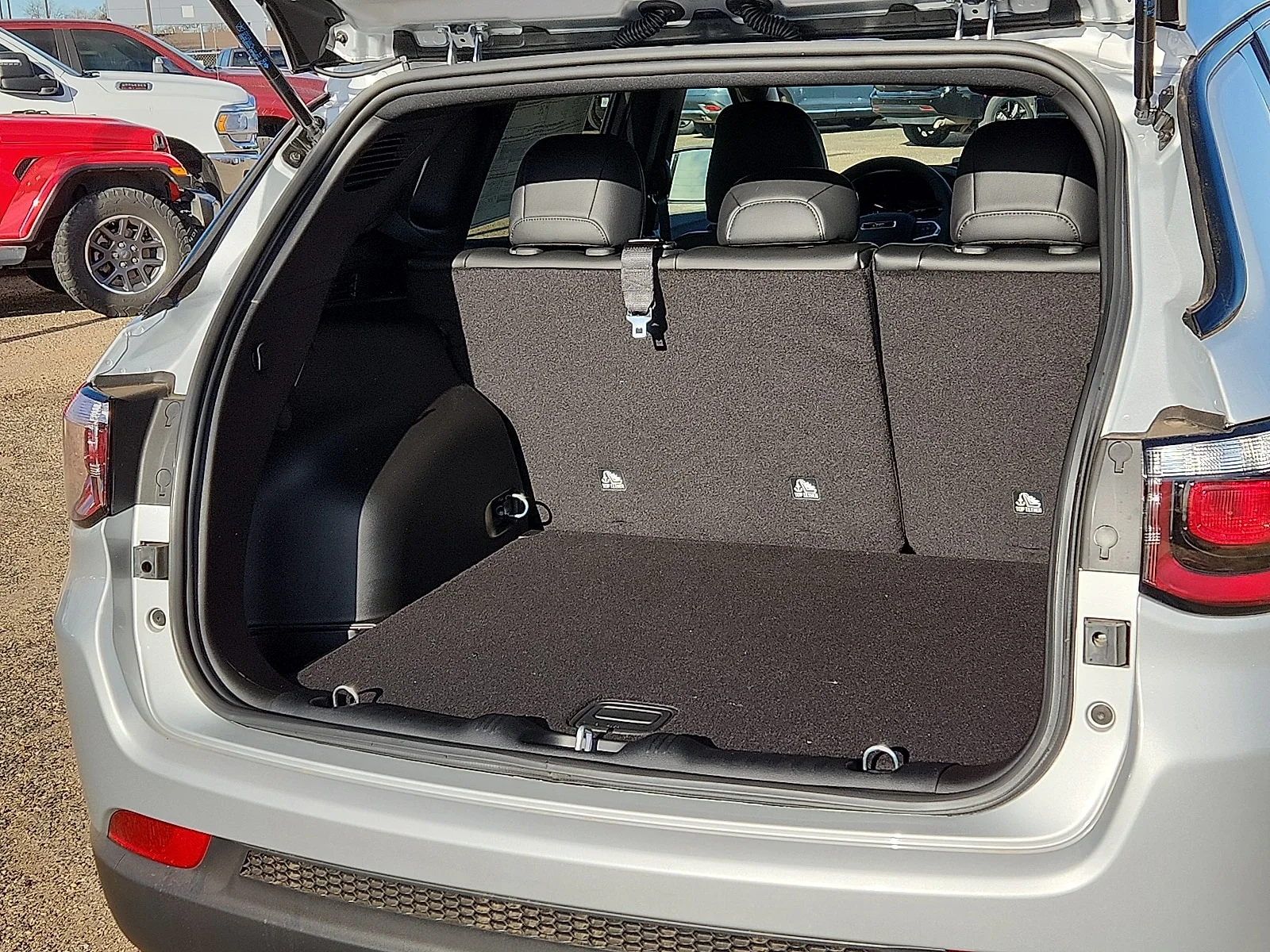 New 2026 Silver Jeep LATITUDE ALTITUDE 4X4 image 9