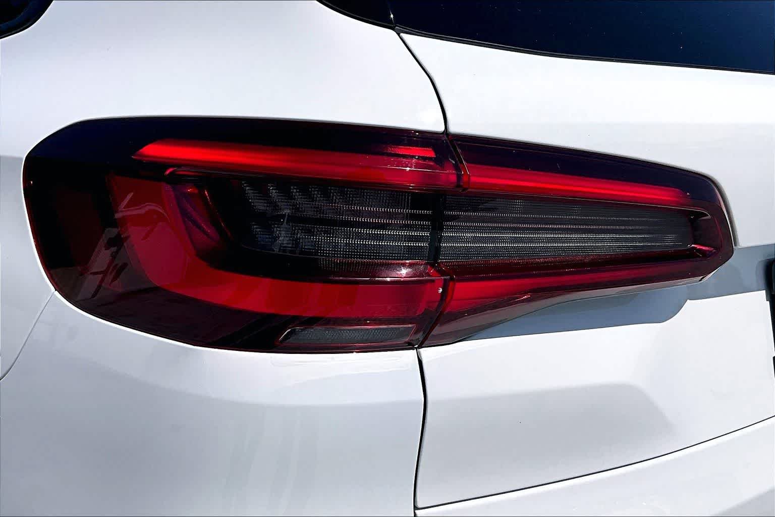 Used 2022 Alpine White BMW  image 27