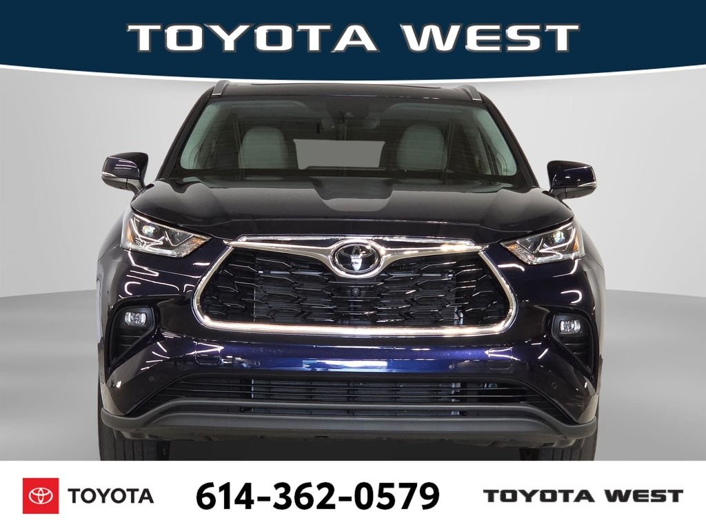 Used 2021  Toyota Limited image 2