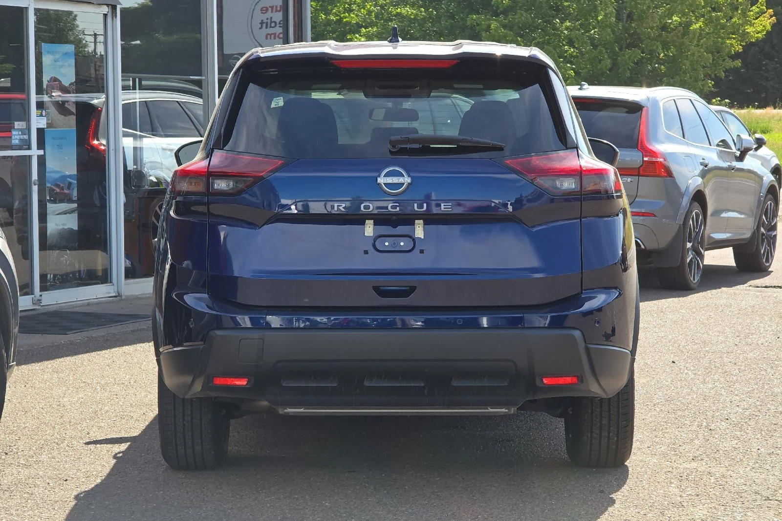 Used 2025 Deep Ocean Blue Pearl Nissan SV image 5
