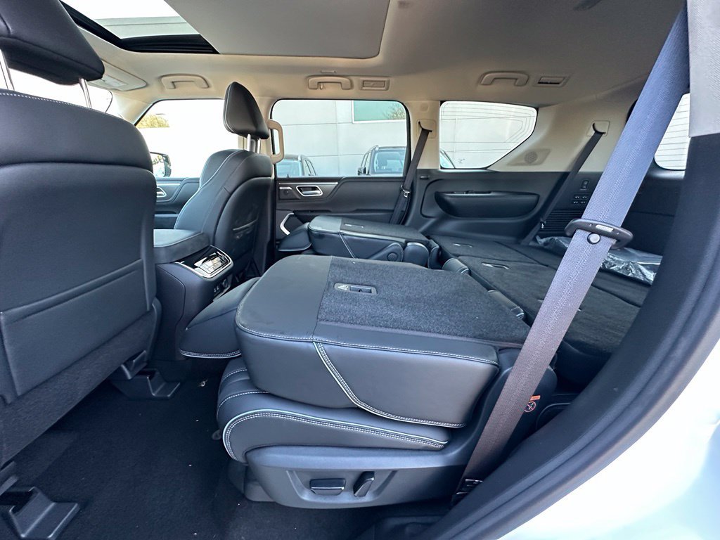 Used 2027 White INFINITI LUXE image 16