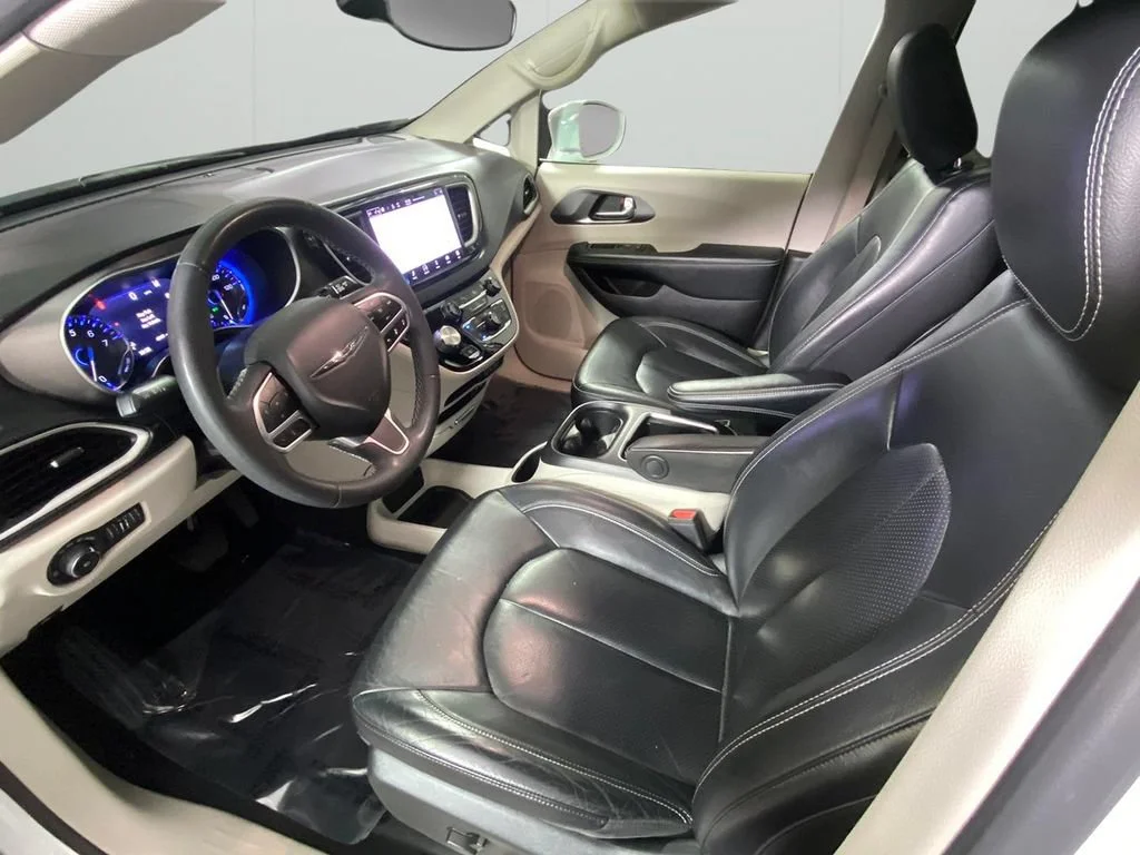 Used 2022 White Chrysler Touring L image 18