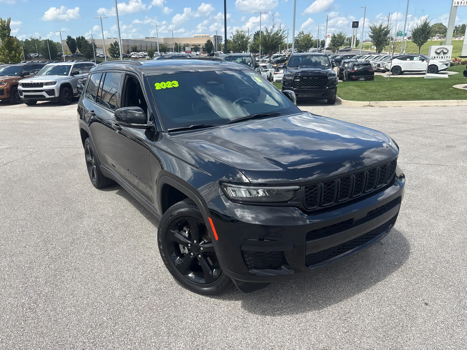 Used 2023 Diamond Black Crystal Pearlcoat Jeep Altitude X image 3