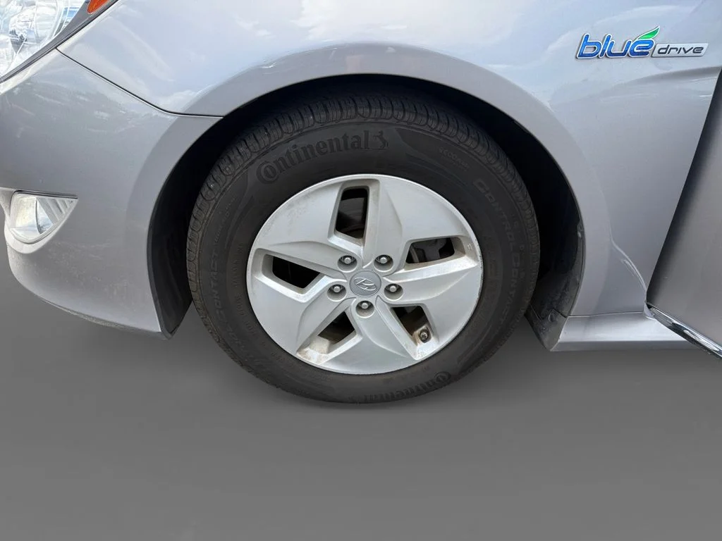 Used 2012 Hyper Silver Metallic Hyundai Base image 13