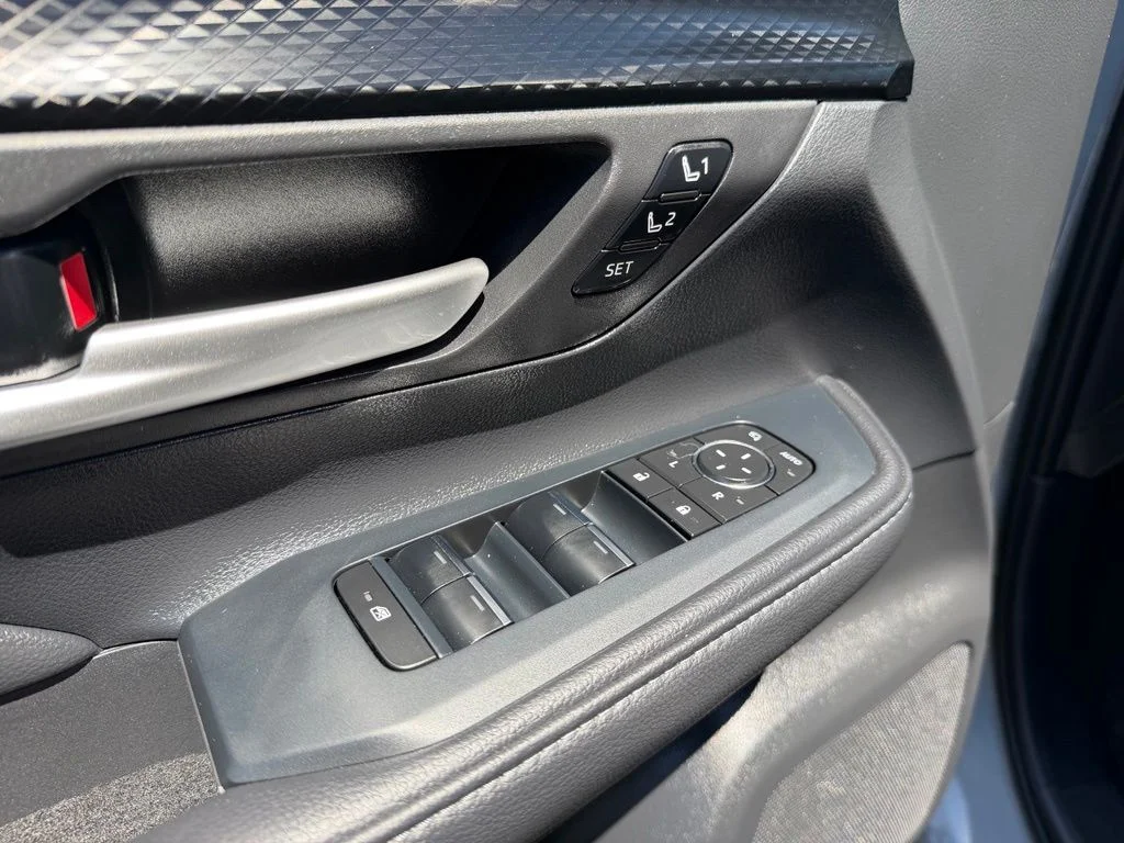 Used 2025  Toyota MAX Platinum image 30