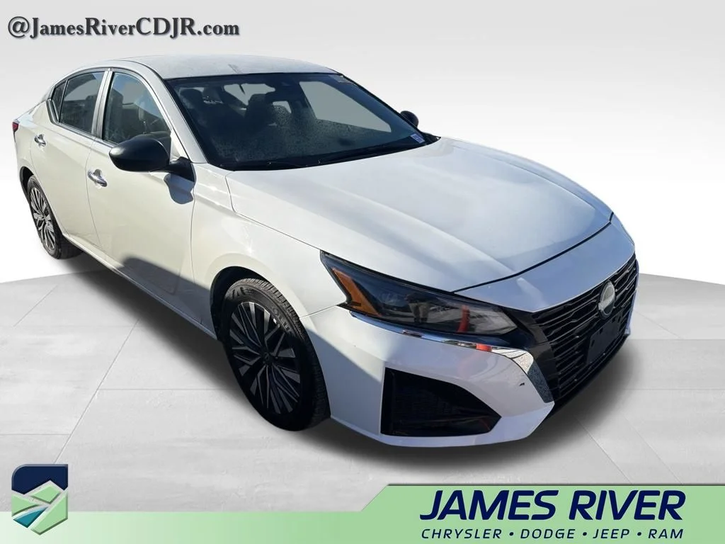 Used 2025 White Nissan 2.5 SV image 4