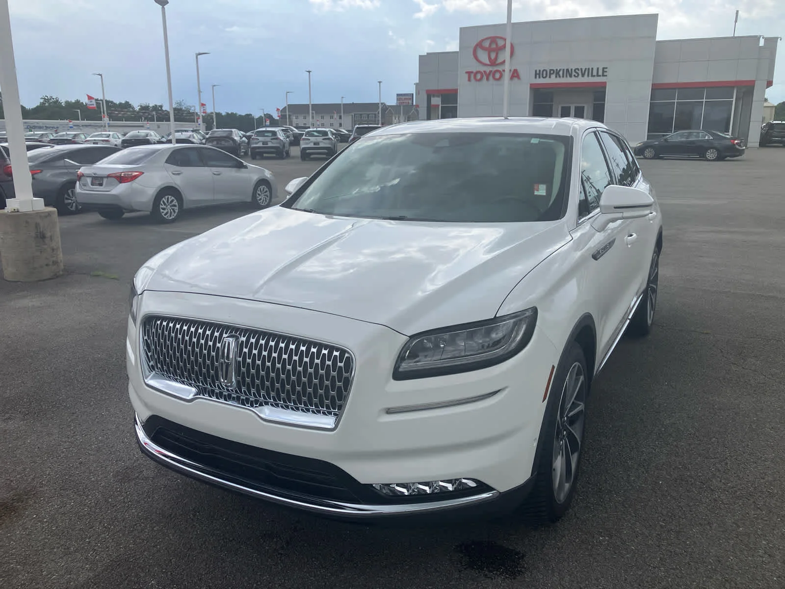 Used 2023 Pristine White Metallic Tri-Coat Lincoln Reserve image 3