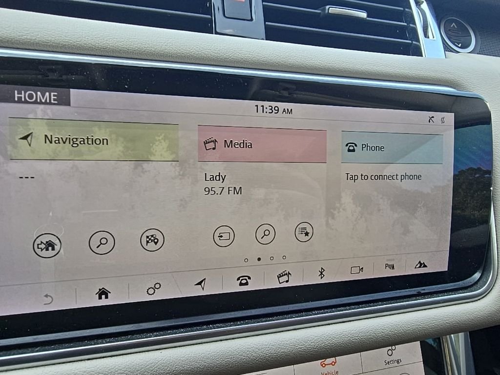 Used 2021  Land Rover HSE Silver Edition image 18