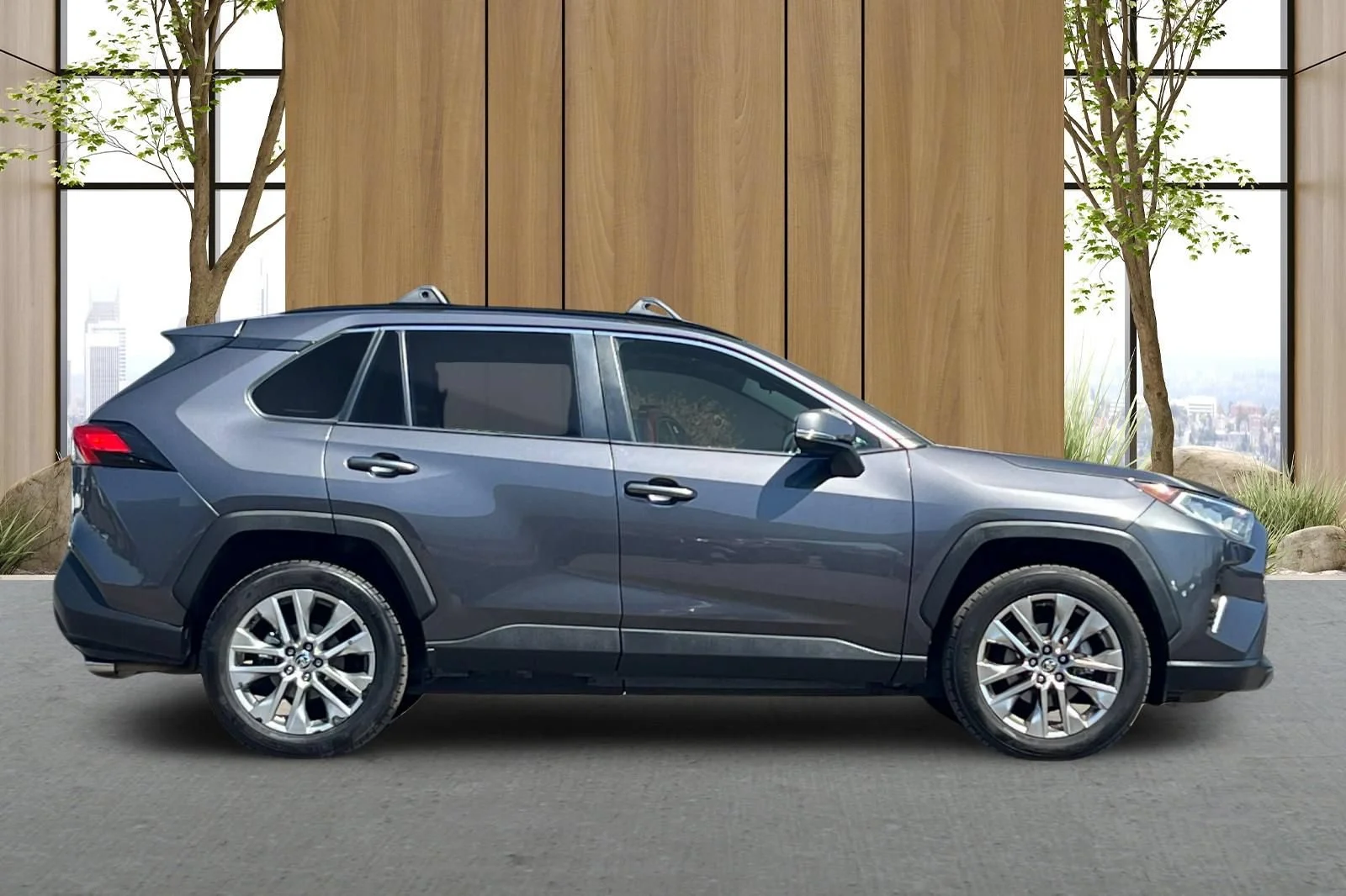 Used 2020 Gray Toyota XLE Premium image 3