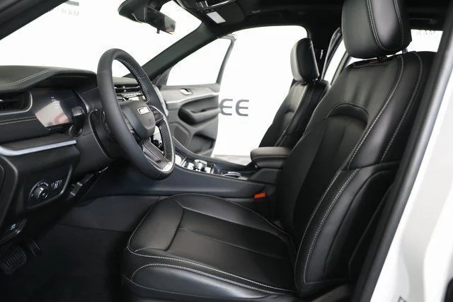 New 2025 Bright White Clear-Coat Exterior Paint Jeep Limited image 15