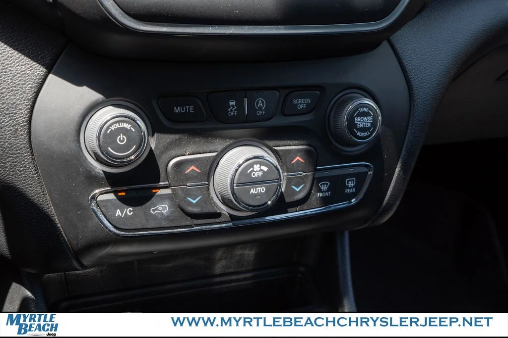 Certified Used 2022 Diamond Black Jeep Latitude Lux image 22