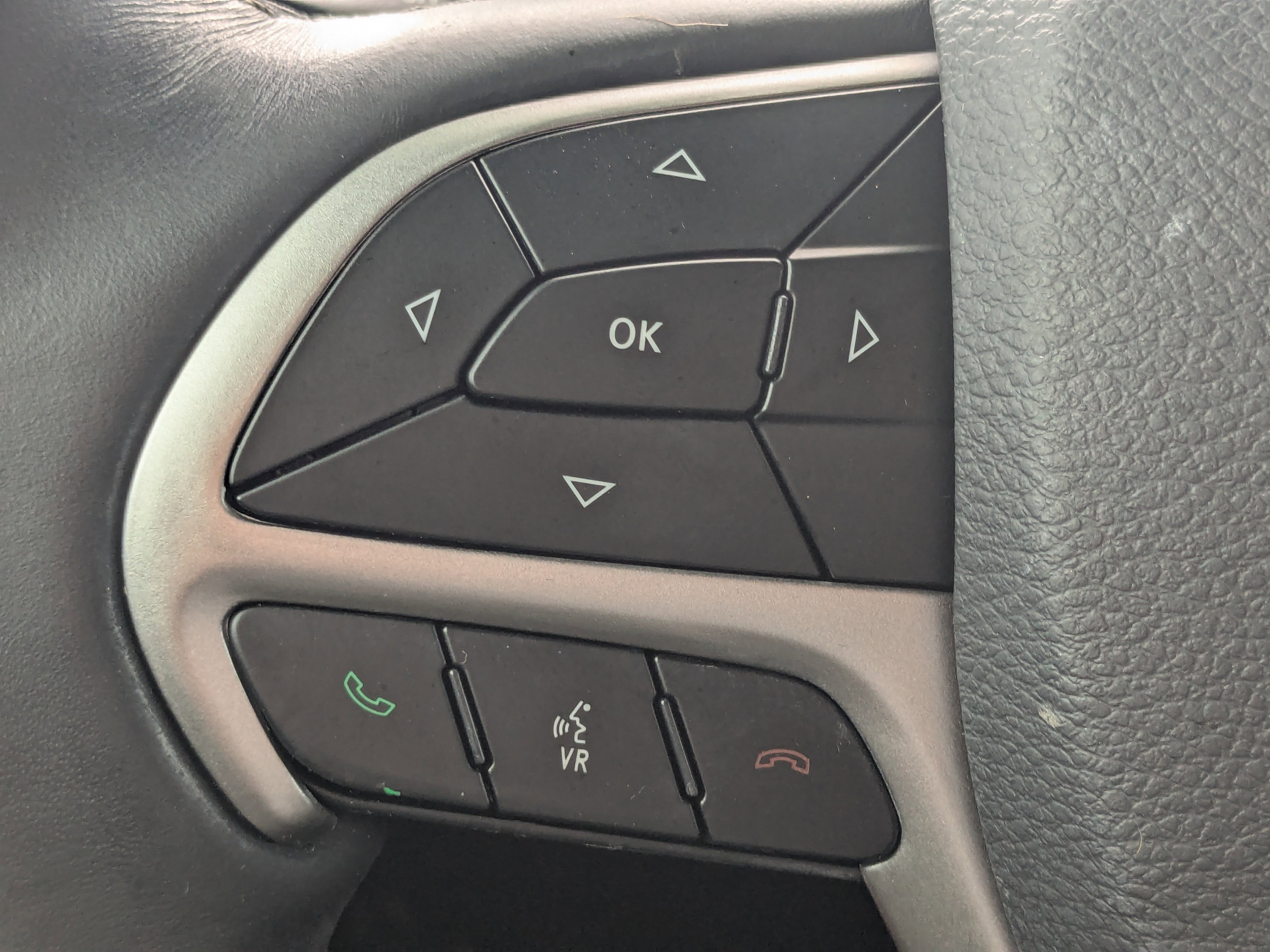 Used 2019 Granite Crystal Metallic Clearcoat Jeep Overland image 30