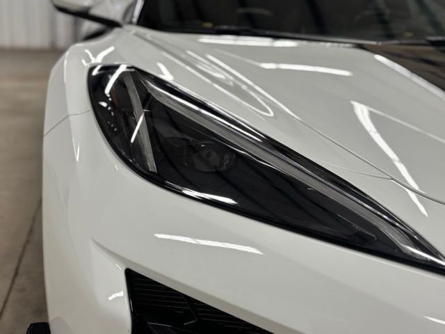 Used 2025 White Chevrolet Z06 image 9