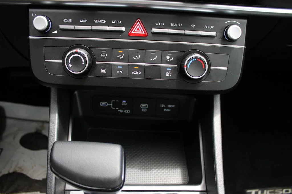 Used 2025 White Hyundai SE image 13