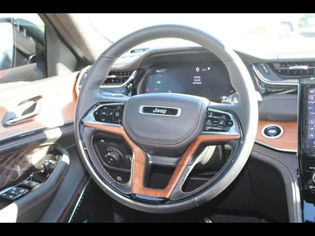 Used 2022 Diamond Black C Jeep Summit Reserve 4xe image 14
