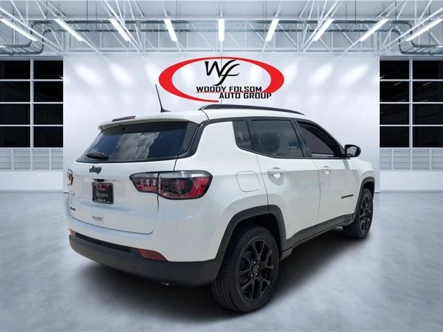 New 2026 Bright White Clear-Coat Exterior Paint Jeep Latitude image 3
