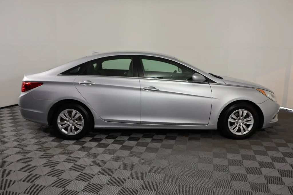 Used 2011 Radiant Silver Metallic Hyundai GLS image 9